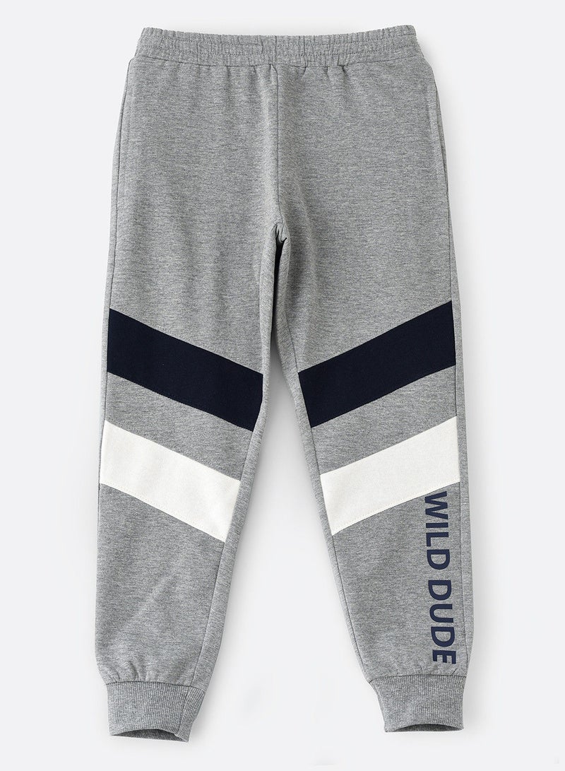 Knit jogger with contrast fabric at knee