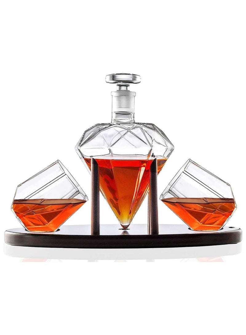 Whiskey Decanter Diamond Shaped With 2 Diamond Glasses & Wooden Holder，Classical Italian Crafted Crystal Whiskey Decanter Whiskey Glasses Set — Gifts for Men