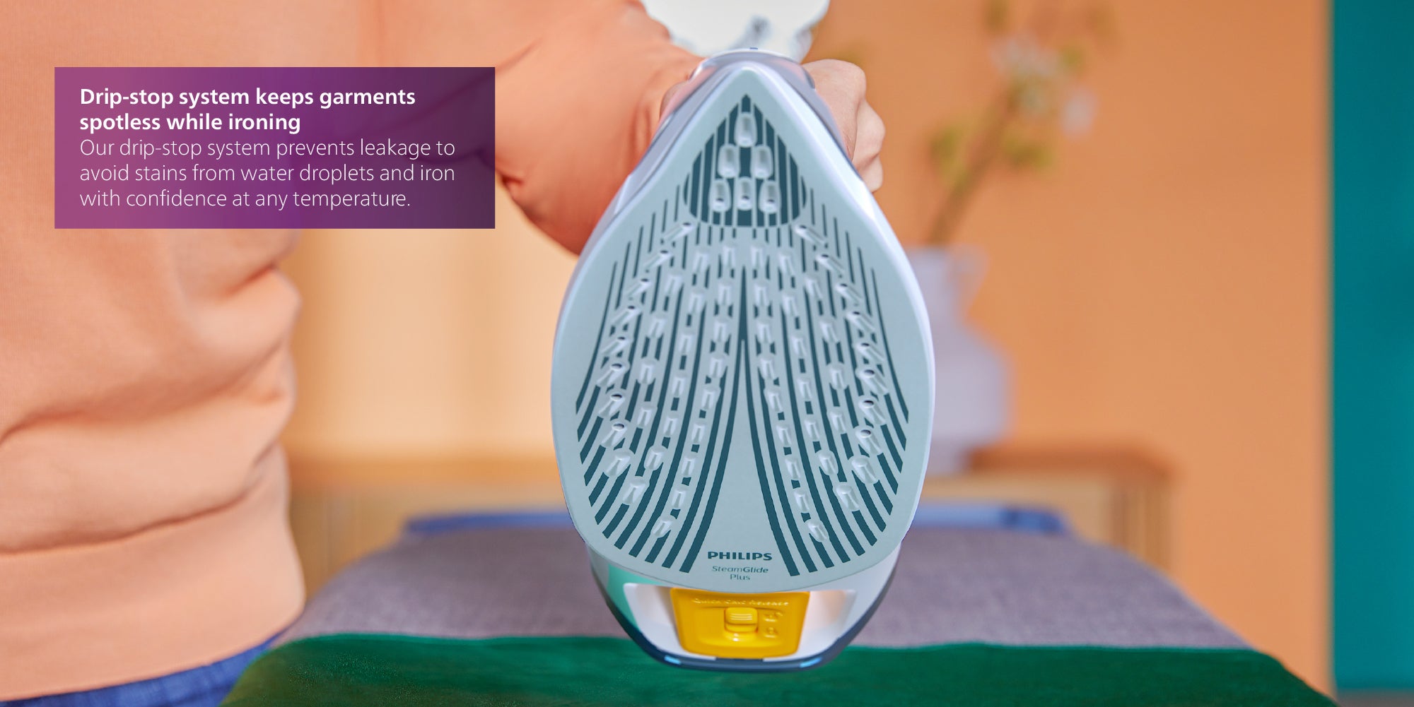 Steam Iron Series 7000 - 45g/min Continuous Steam, 300 ml 2600 W DST7011/26 Light Blue/Grey
