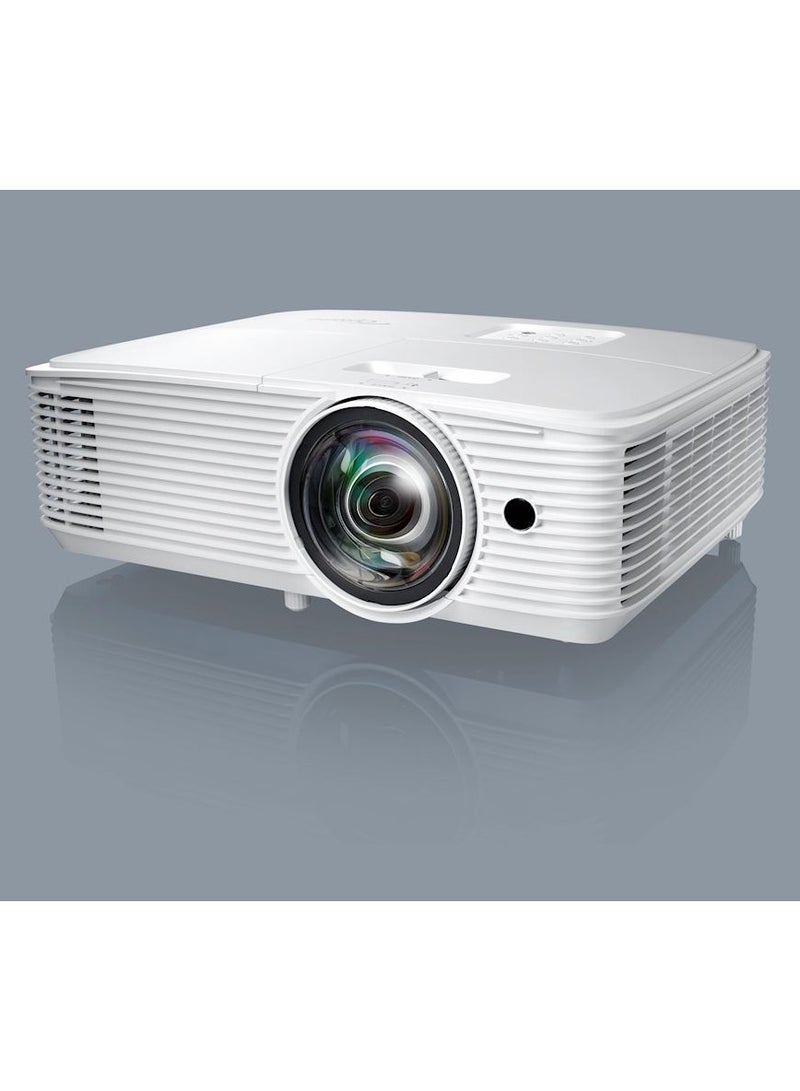 Short throw, bright and compact projector