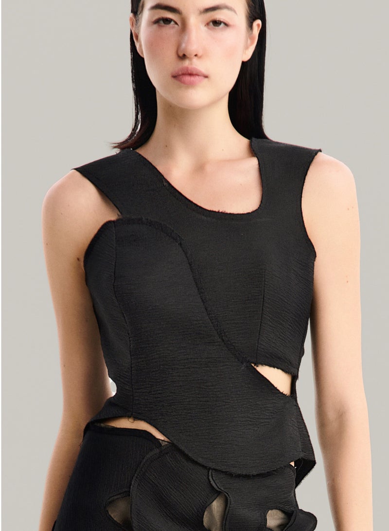 MUST HAVE • BLACK CUT-OUT LAYER TOP