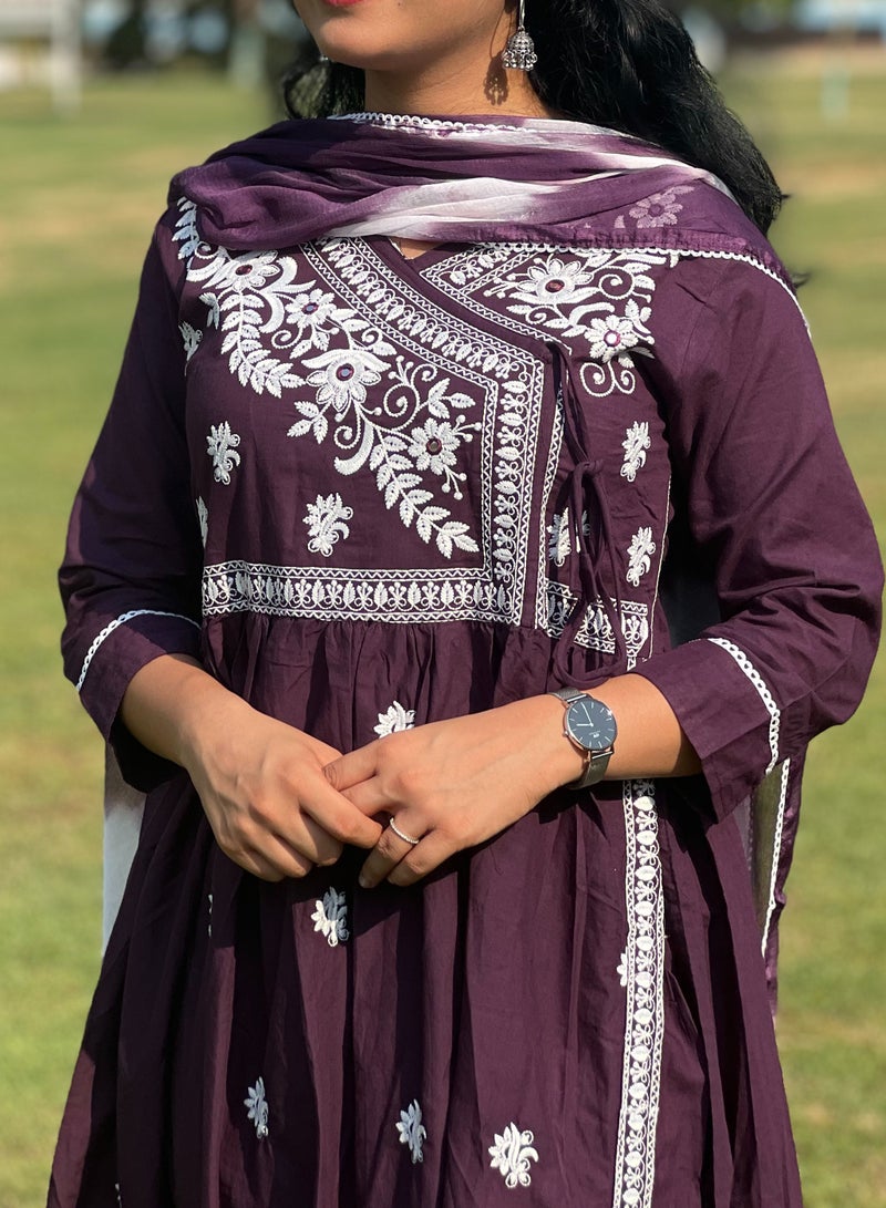 IndHeritage - Eid kurti set collection - Premium purple cotton 3pc kurti set / salwar suit with white floral embroidery - Comes with top, pants & dupatta - Indian Kurti Set IDH00175