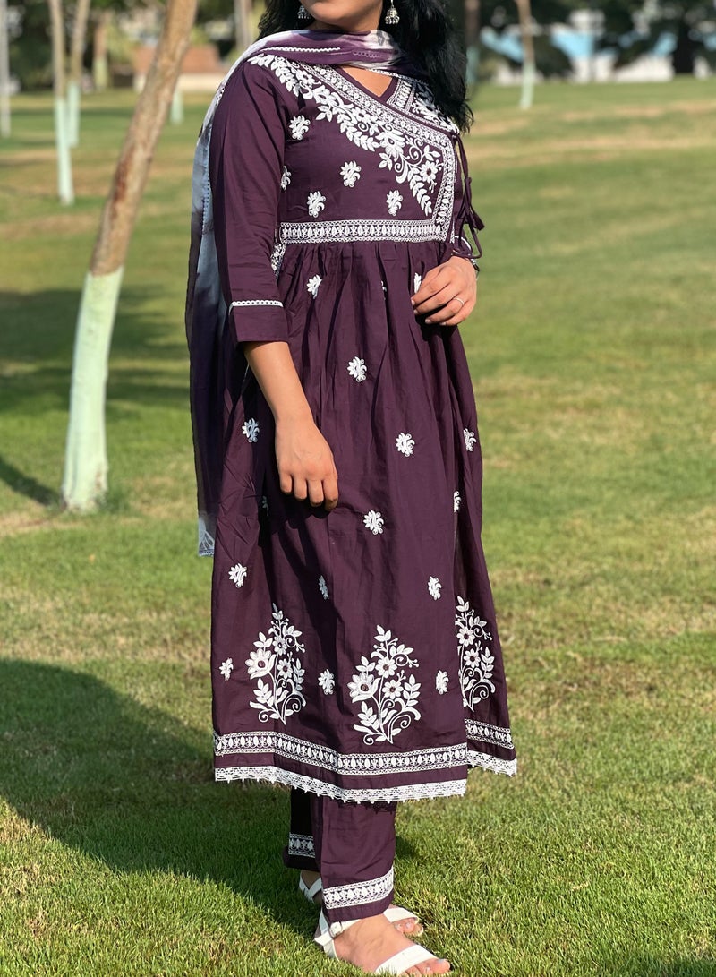 IndHeritage - Eid kurti set collection - Premium purple cotton 3pc kurti set / salwar suit with white floral embroidery - Comes with top, pants & dupatta - Indian Kurti Set IDH00175