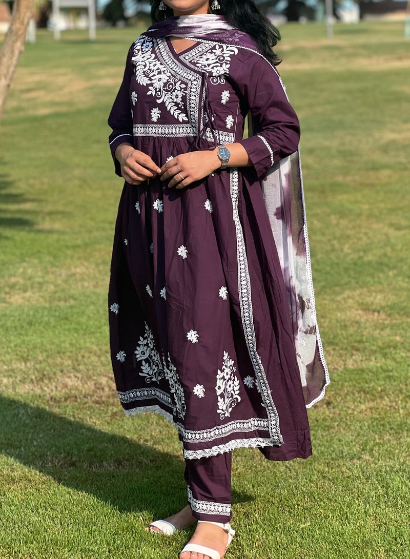 IndHeritage - Eid kurti set collection - Premium purple cotton 3pc kurti set / salwar suit with white floral embroidery - Comes with top, pants & dupatta - Indian Kurti Set IDH00175