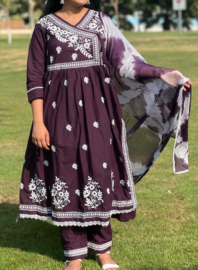 IndHeritage - Eid kurti set collection - Premium purple cotton 3pc kurti set / salwar suit with white floral embroidery - Comes with top, pants & dupatta - Indian Kurti Set IDH00175