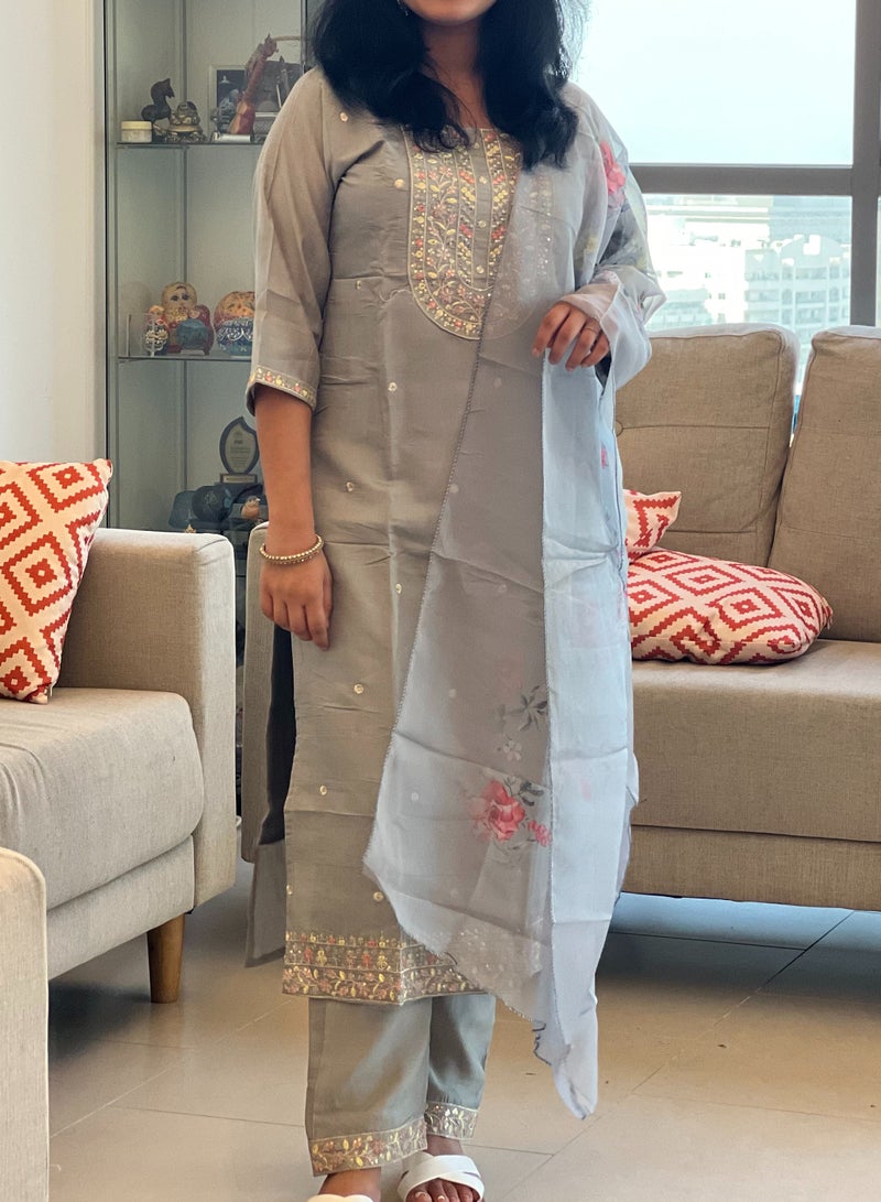 IndHeritage - Eid kurti set collection - Premium light grey colour rayon silk 3pc kurti set / salwar suit with floral embroideries & embellishments - Comes with top, pants & dupatta - Indian Kurti Set IDH00178