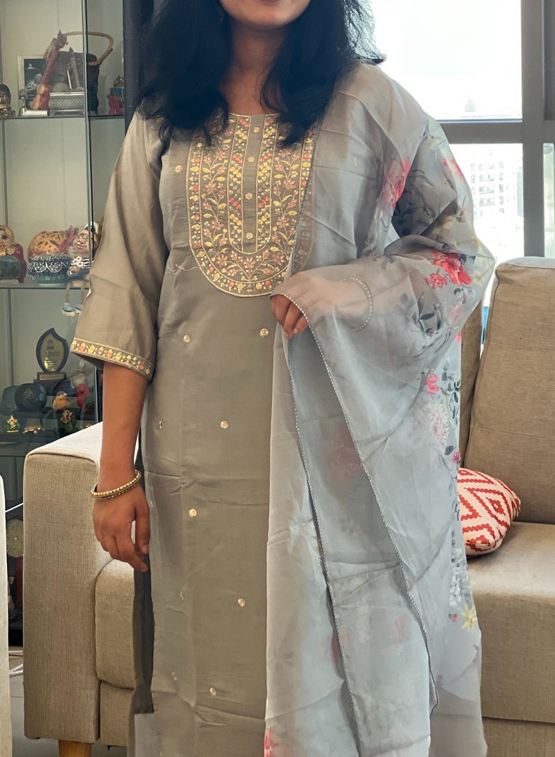 IndHeritage - Eid kurti set collection - Premium light grey colour rayon silk 3pc kurti set / salwar suit with floral embroideries & embellishments - Comes with top, pants & dupatta - Indian Kurti Set IDH00178