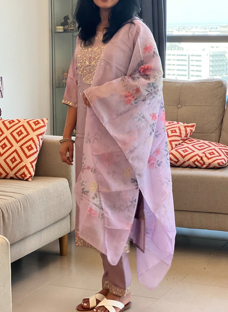 IndHeritage - Premium lavender colour rayon silk 3pc kurti set / salwar suit with floral embroideries & embellishments - Comes with top, pants & dupatta - Indian Kurti Set IDH00182