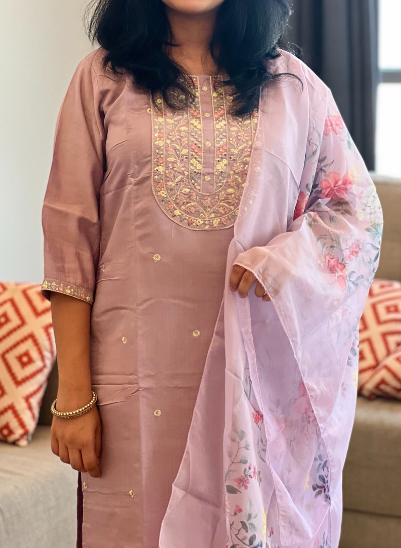 IndHeritage - Premium lavender colour rayon silk 3pc kurti set / salwar suit with floral embroideries & embellishments - Comes with top, pants & dupatta - Indian Kurti Set IDH00182