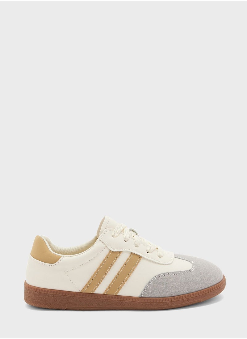 Sneaker With Stripe Detail