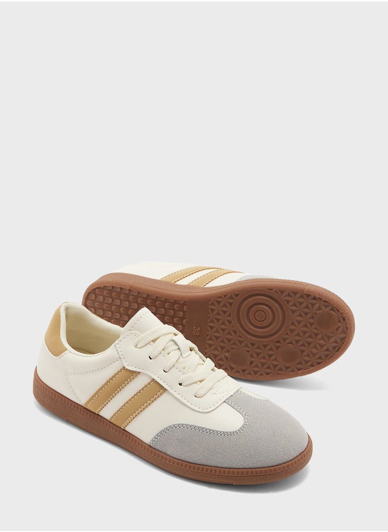 Sneaker With Stripe Detail