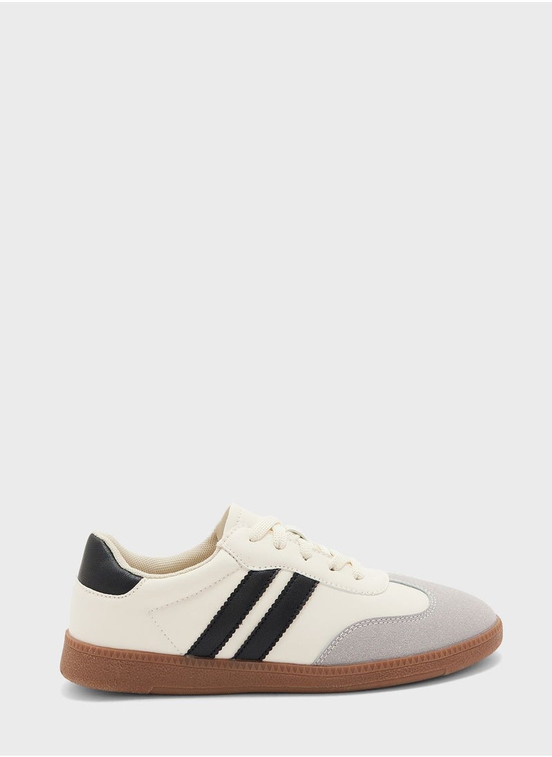 Sneaker With Stripe Detail