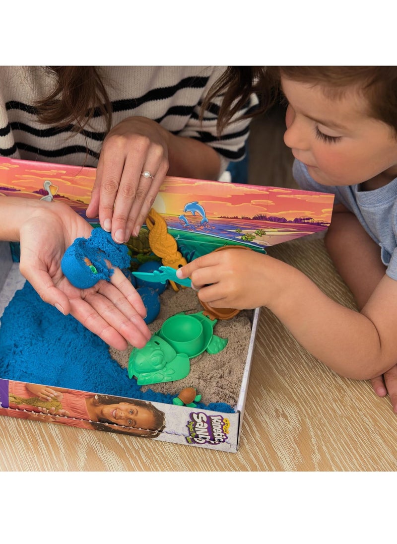 Kinetic Sand, Project Planet Turtle Beach with 396g Play Sand, Tools & Moulds, Sustainably Minded Materials, Sensory Toys for Kids Aged 3+