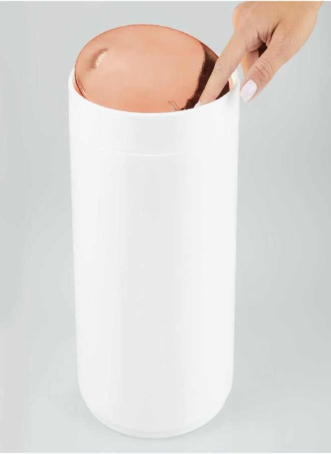 mDesign Small Round Plastic Trash Can Wastebasket, Garbage Container Bin with Swing Top Lid - for Bathrooms, Kitchens, Home Offices - 1.3 Gallon/5 Liter - White/Rose Gold