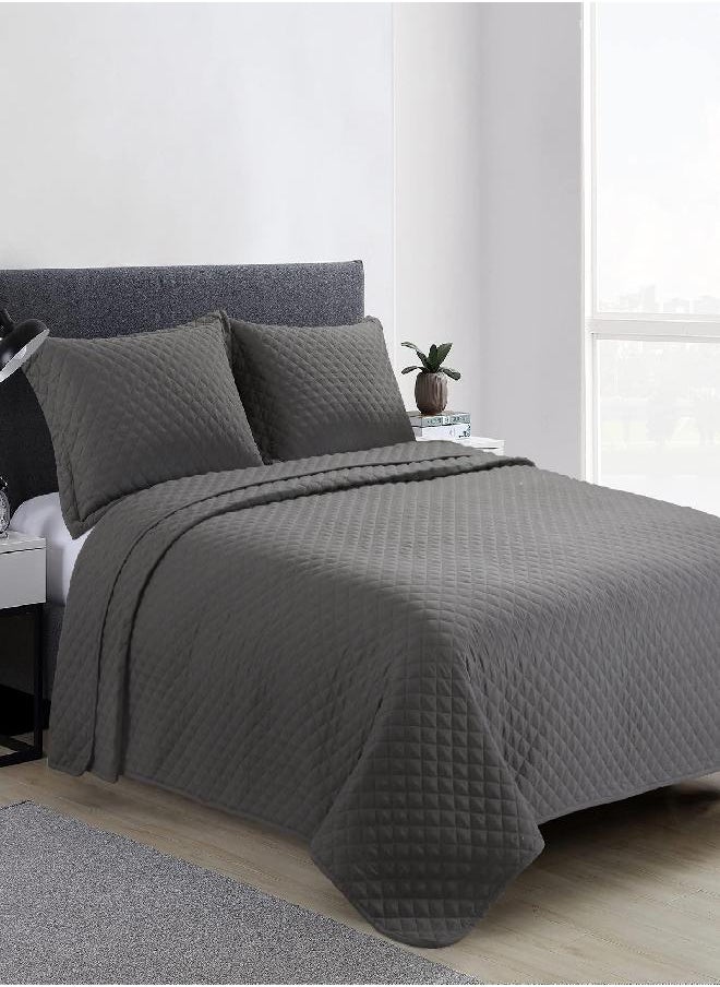 HOMBYS 3 Piece Oversized King Quilt Set Bedspread 120x132 Reversible Lightweight Coverlet Alaskan King Summer Comforter Set (Alaskan King 120x132, Grey)