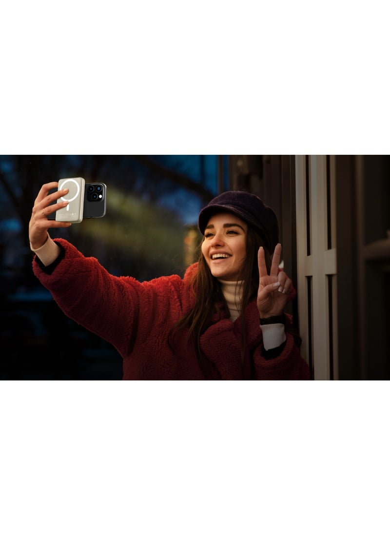 MagLight Portable Power Bank 8000mAh PD 20W / Fast Charging / MagSafe Charging / 3 Light Modes / Adjustable Brightness / Rear & Selfie Fill Light / Selfie Mode MagSafe Compatible - White