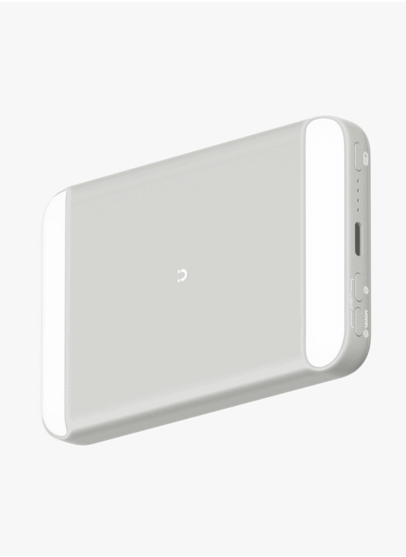 MagLight Portable Power Bank 8000mAh PD 20W / Fast Charging / MagSafe Charging / 3 Light Modes / Adjustable Brightness / Rear & Selfie Fill Light / Selfie Mode MagSafe Compatible - White