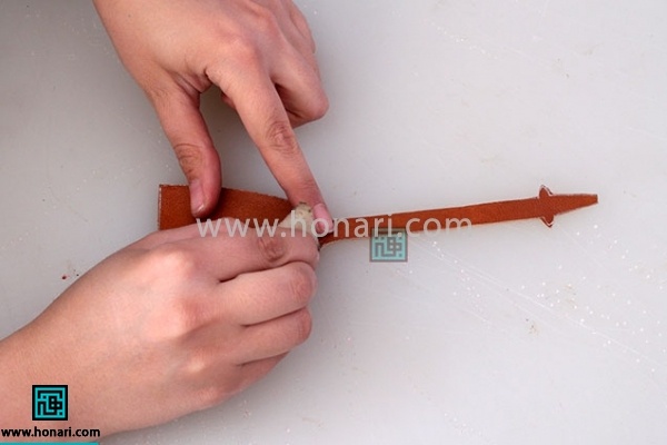 4.با قیچی یا کاتر شروع به چیدن الگو از چرم میکنیم و با کرپ ان را تمیز میکنیم.