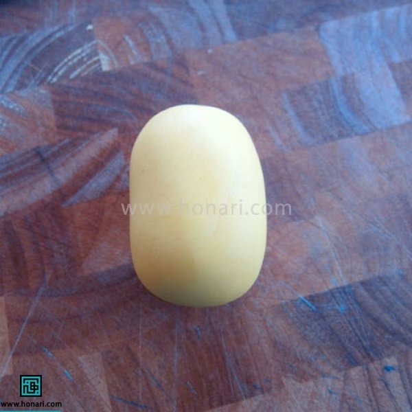 بدنه اصلی را با استفاده از خمیر زرد به شکل تخم مرغ درست میکنیم 