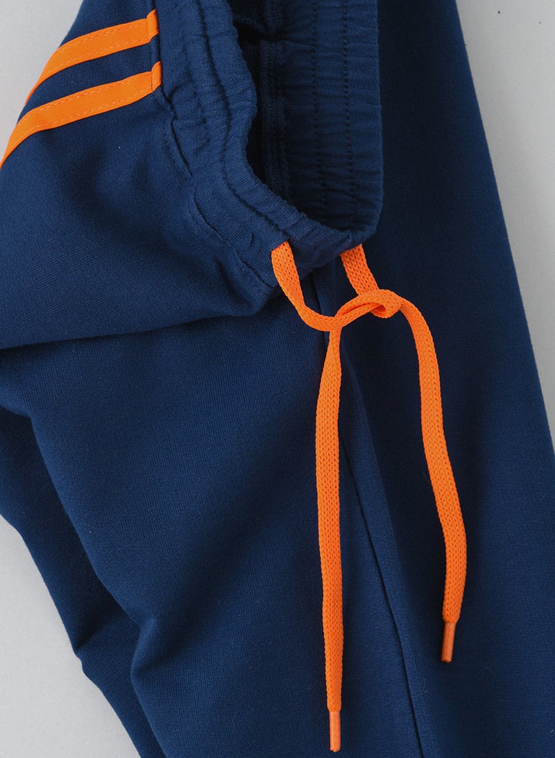 Knit jogger with stripe at side seam