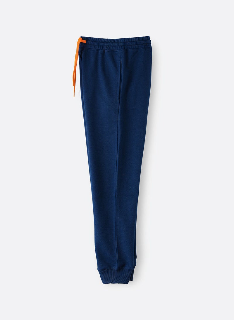 Knit jogger with stripe at side seam