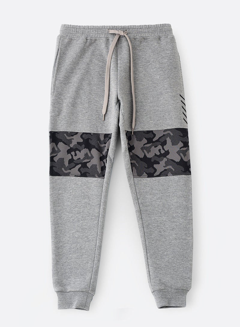 Knit jogger with contrast fabric at knee