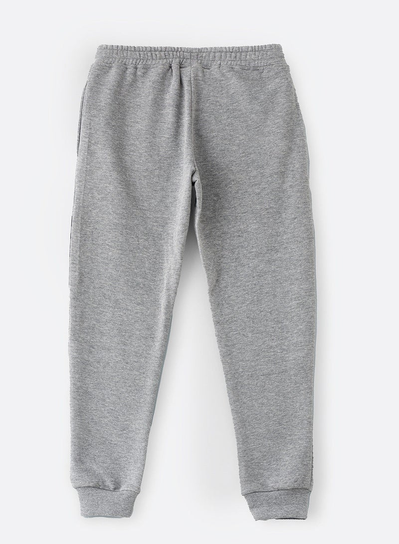 Knit jogger with contrast fabric at knee