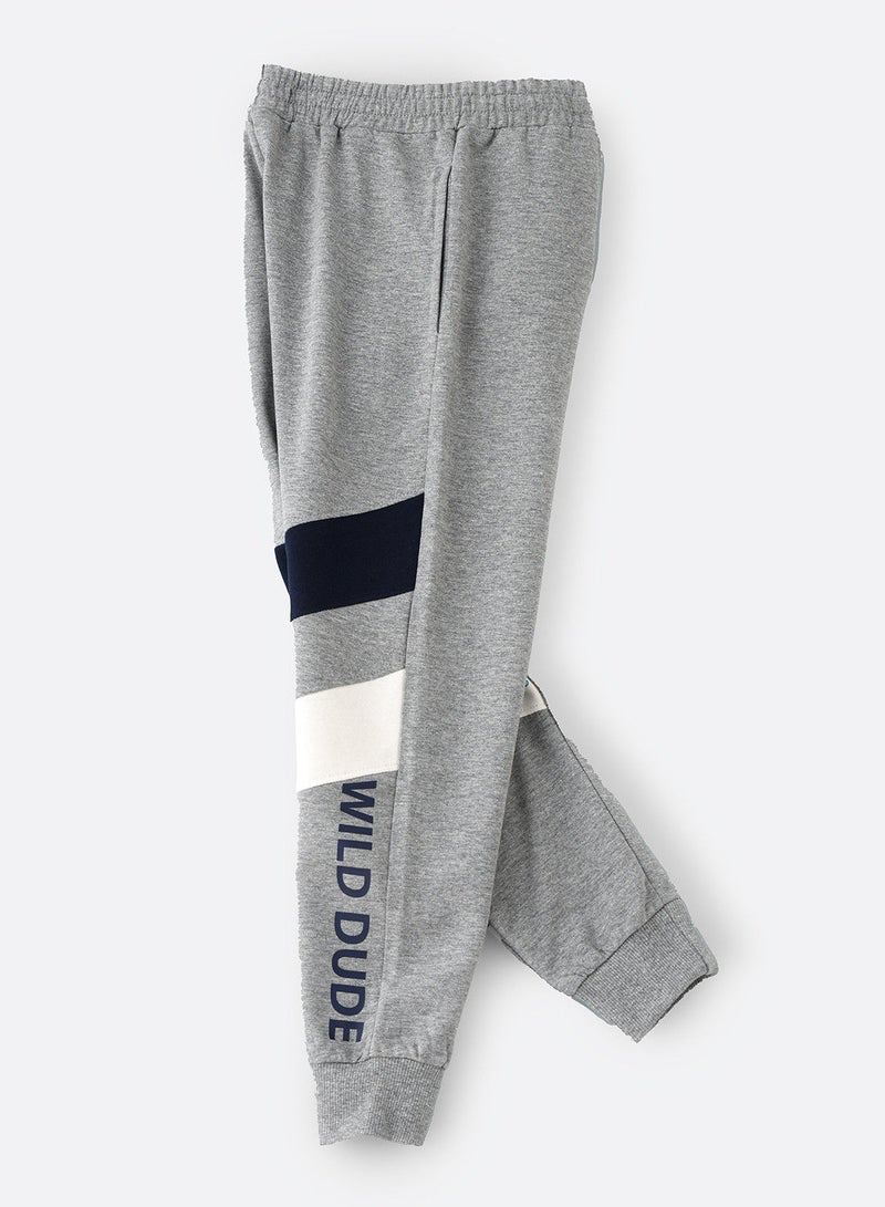 Knit jogger with contrast fabric at knee