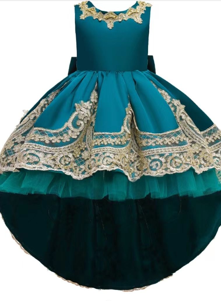 Sleeveless lace and embroidery train princess dress