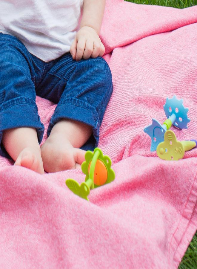 Innobaby Original Teethin' Smart EZ Grip Flower Teether Rattle and Sensory Toy for Babies and Toddlers. BPA Free Teether