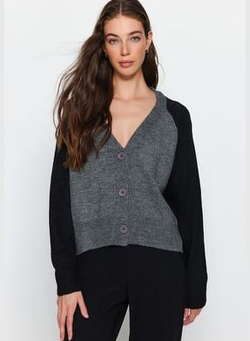 Black Soft Textured Color Block Knitwear Cardigan TWOAW24HI00199