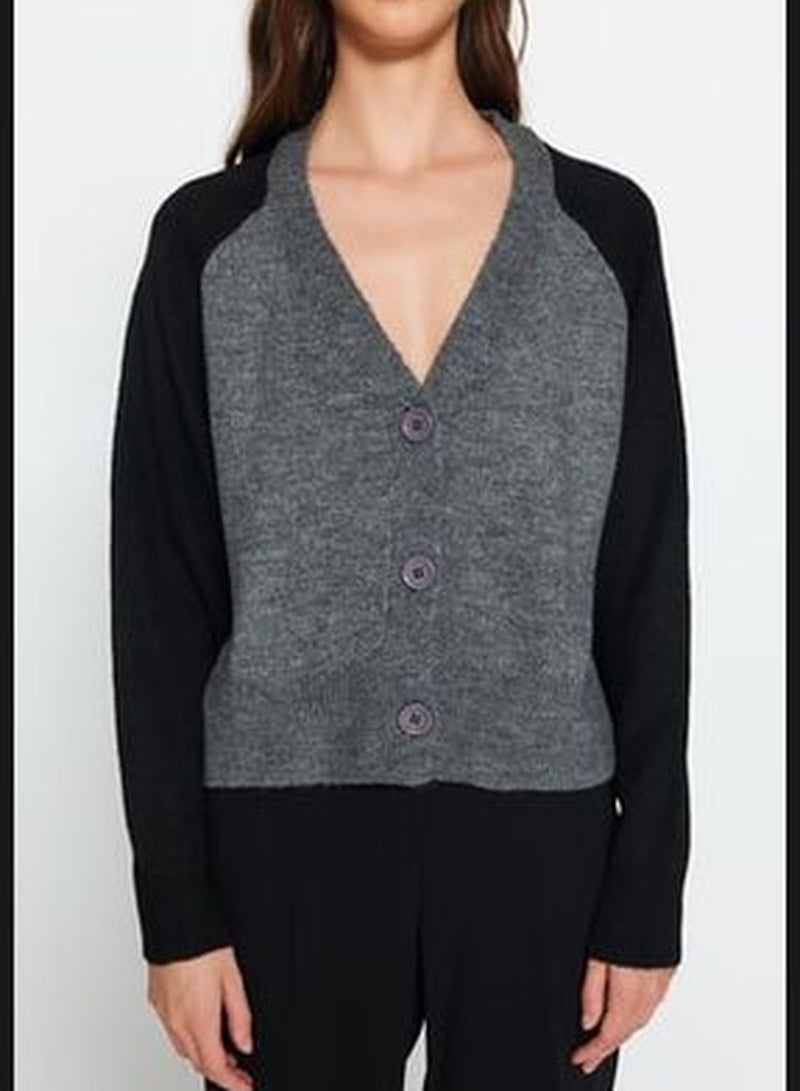 Black Soft Textured Color Block Knitwear Cardigan TWOAW24HI00199