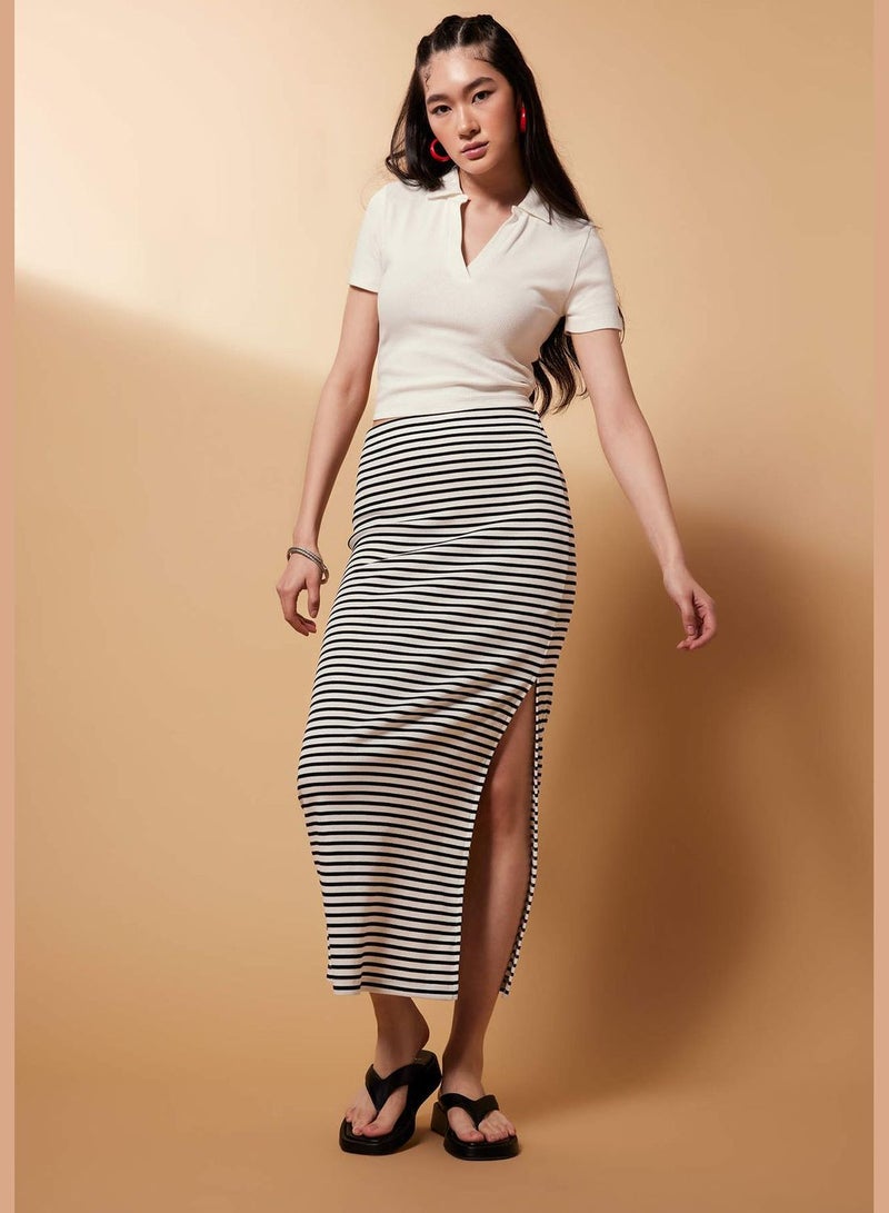 Woman Fitted Knitted Skirt