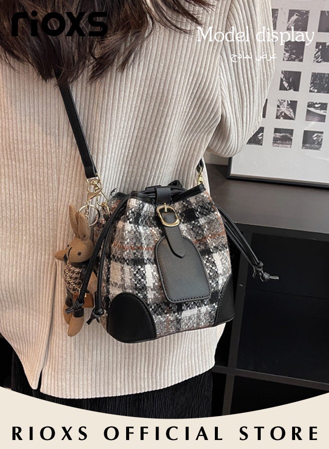 Women's Multifunctional Bucket Bag with Magnetic Buckle Closure and Bunny Pendant, Retro Tote Shoulder Bag, Small Trendy Crossbody Bag with Plaid Design, Made of PU Leather with Clean Edges and Seams, Perfect for Using in Office, Dating or Other Daily Occasions, 20*11*17CM