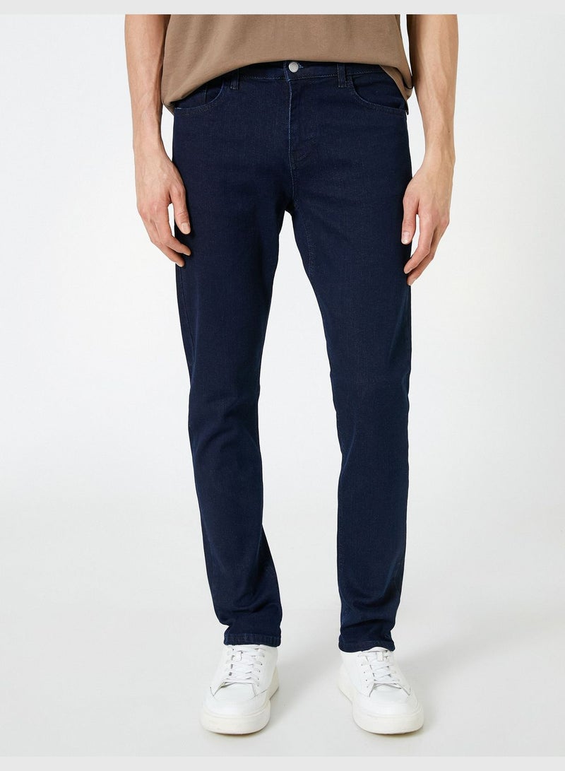 Pocket Detail Buttoned Slim Fit Jeans