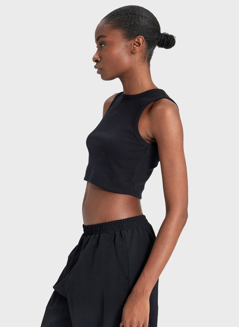 Woman Sleeveless Cropped Fit Knitted Tank Top