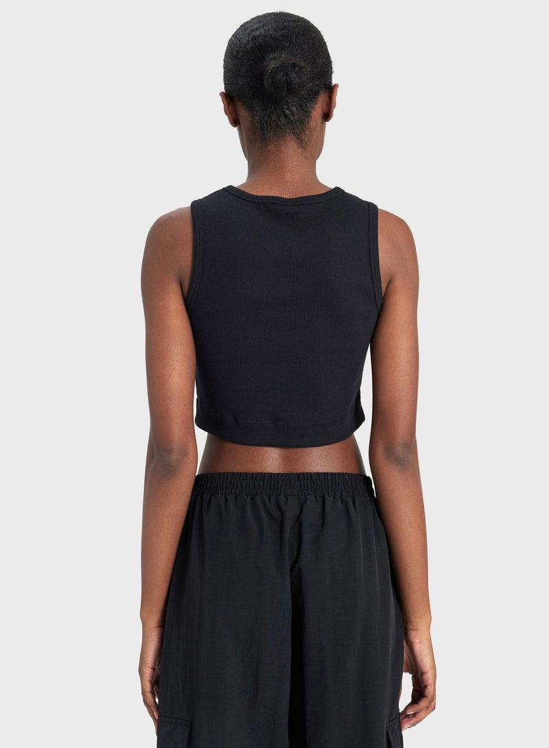 Woman Sleeveless Cropped Fit Knitted Tank Top