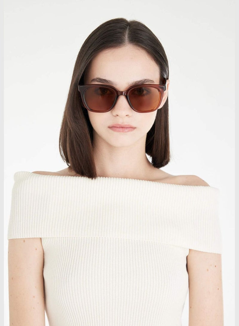 Woman Round Sunglasses