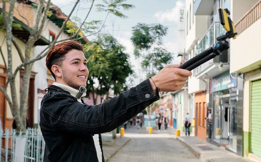 Quantum Stream Wireless USB-C - Wearable Wireless Streaming Microphone for Crystal Clear Recordings, 24 Hours of Recording time, Plus Speed Charge, Included Windscreen for Noise Reduction JBLSTRMWLUSBCBLK Black