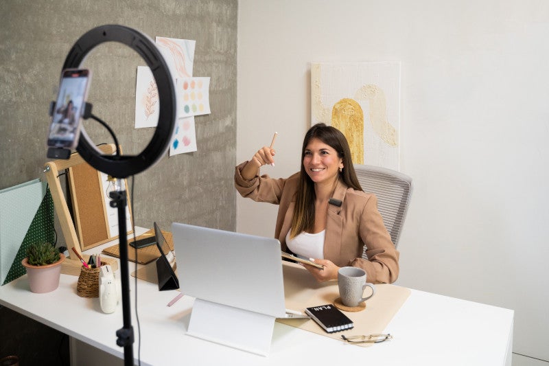 Quantum Stream Wireless USB-C - Wearable Wireless Streaming Microphone for Crystal Clear Recordings, 24 Hours of Recording time, Plus Speed Charge, Included Windscreen for Noise Reduction JBLSTRMWLUSBCBLK Black