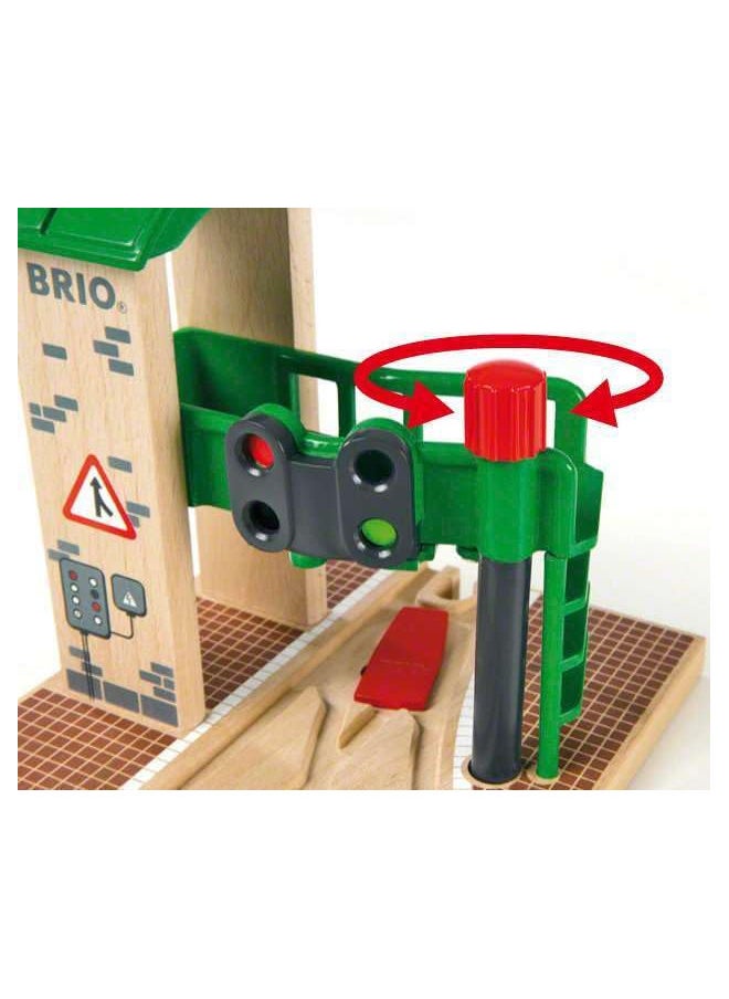 Brio World 33674 - Signal Station - 2 Piece Wooden Toy Train Accessory for Kids Age 3 and Up