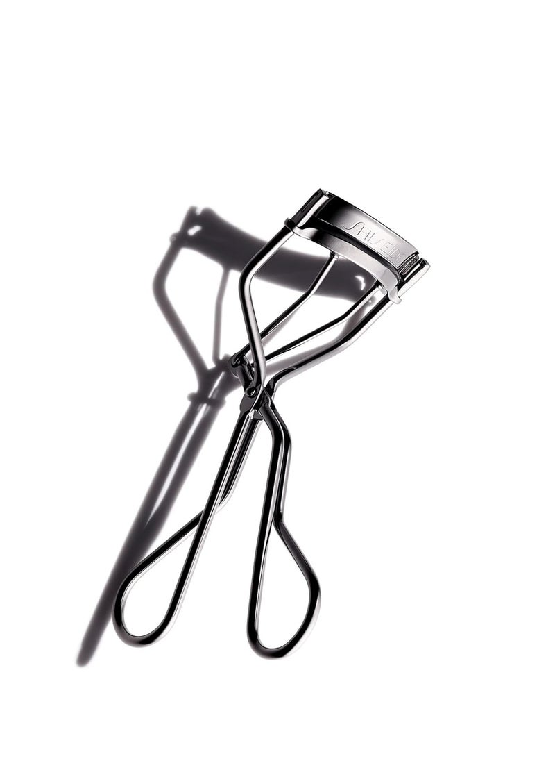 Shiseido Eyelash Curler - Crimps & Curls Lashes for Perfect, Eye-Framing Fringe - Gentle & Safe - Includes Replacement Pad