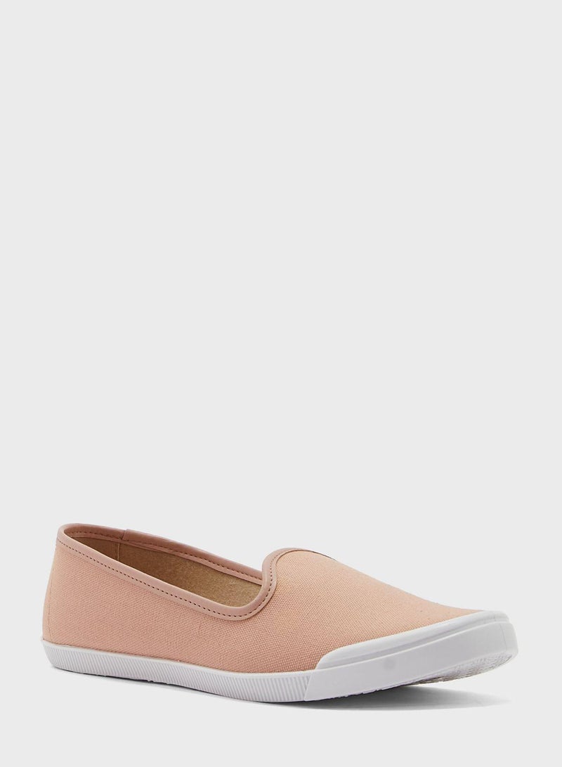 Zora Slip ons