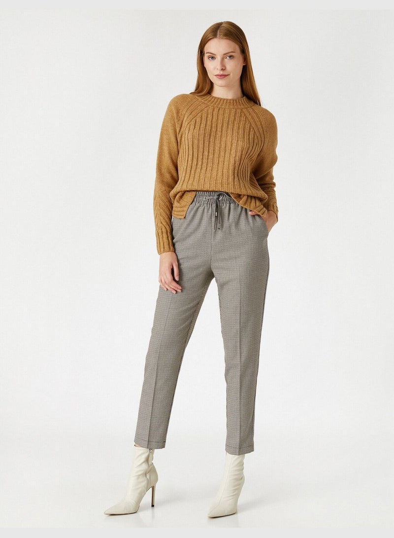 Drawstring Pocket Carrot Trousers