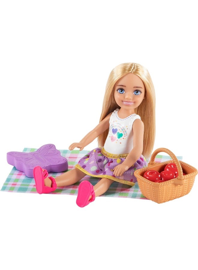 Barbie Chelsea Picnic Playset with Chelsea Doll (6-in Blonde), Pet Kitten, Picnic Table, Umbrella, Basket & Accessories