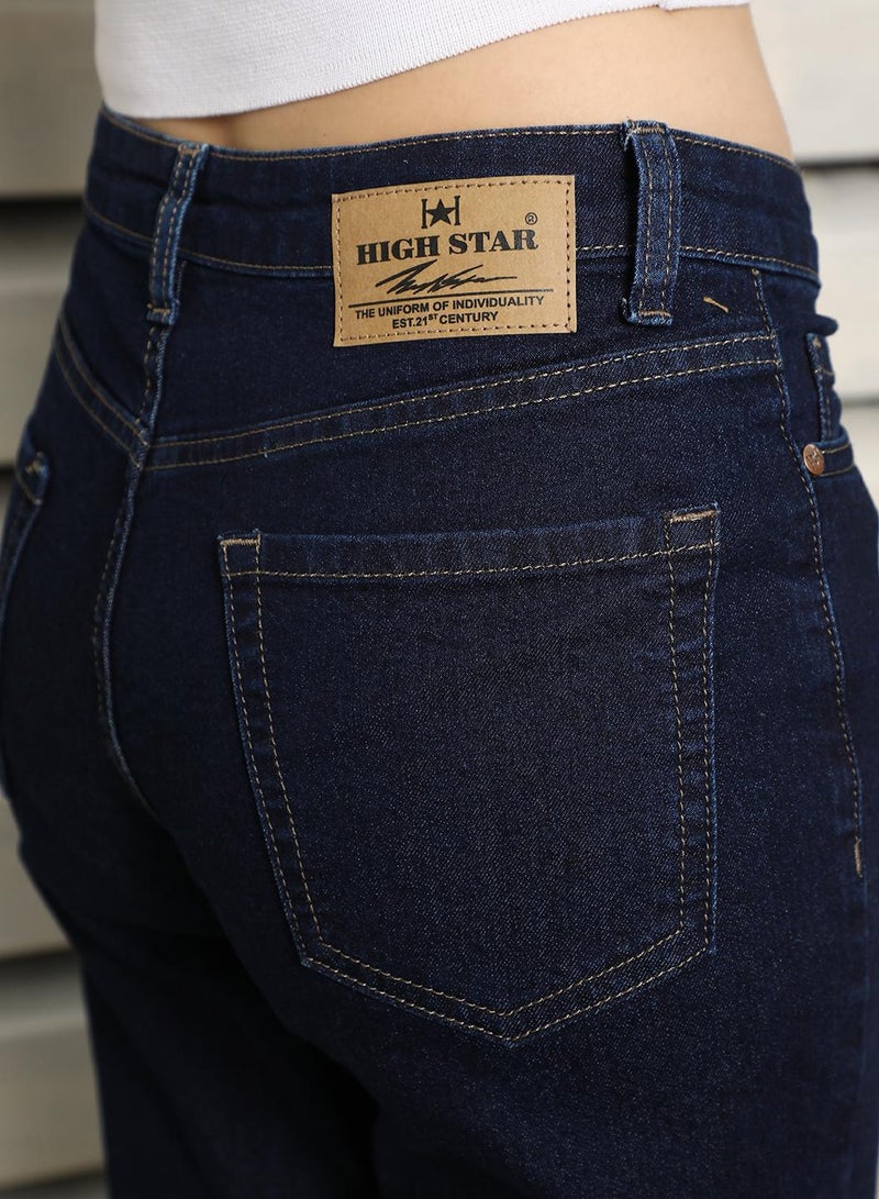 جينز نسائي أزرق داكن بقصة ضيقة وخصر مرتفع قابل للتمدد