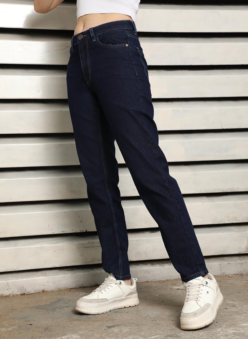 جينز نسائي أزرق داكن بقصة ضيقة وخصر مرتفع قابل للتمدد