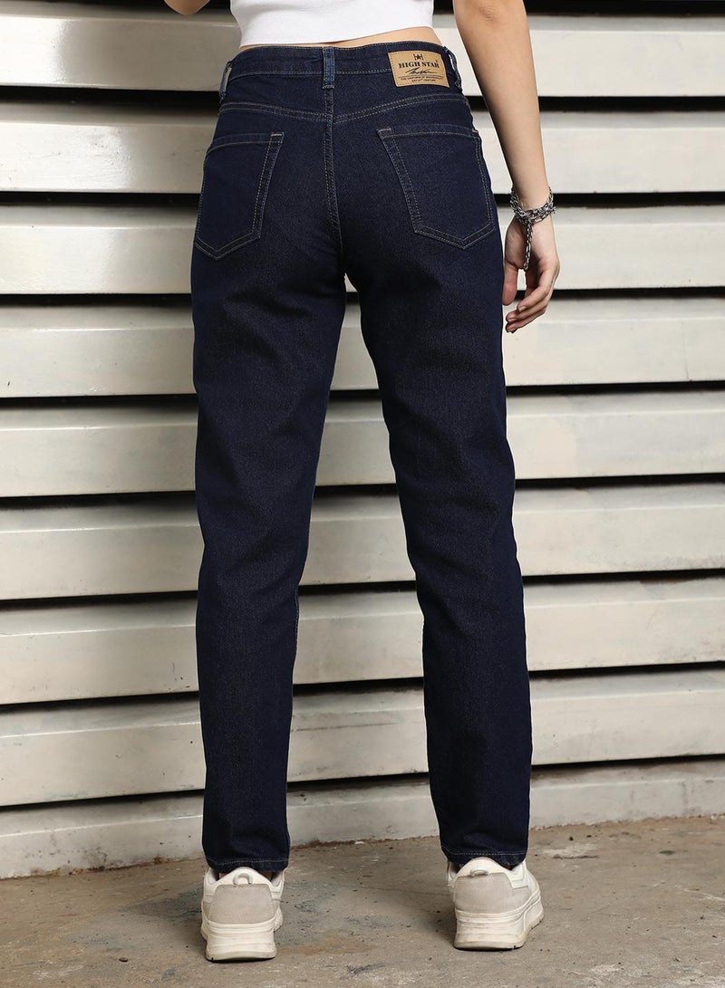 جينز نسائي أزرق داكن بقصة ضيقة وخصر مرتفع قابل للتمدد