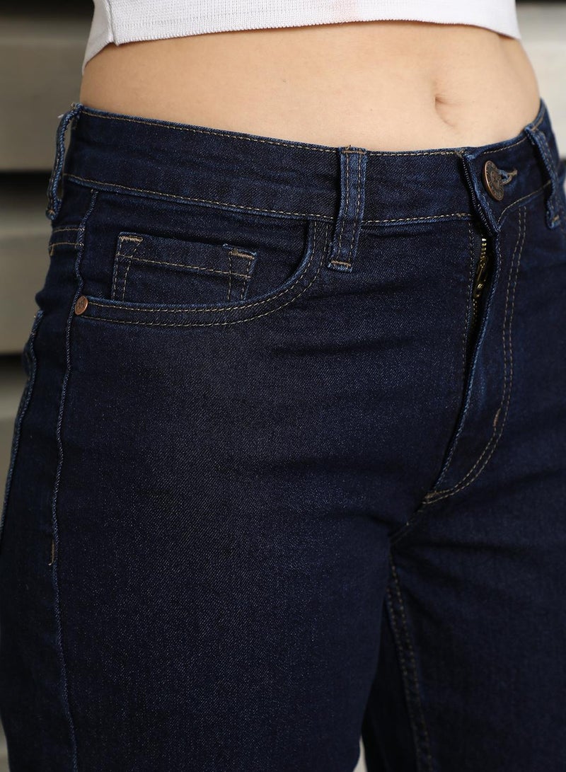 جينز نسائي أزرق داكن بقصة ضيقة وخصر مرتفع قابل للتمدد
