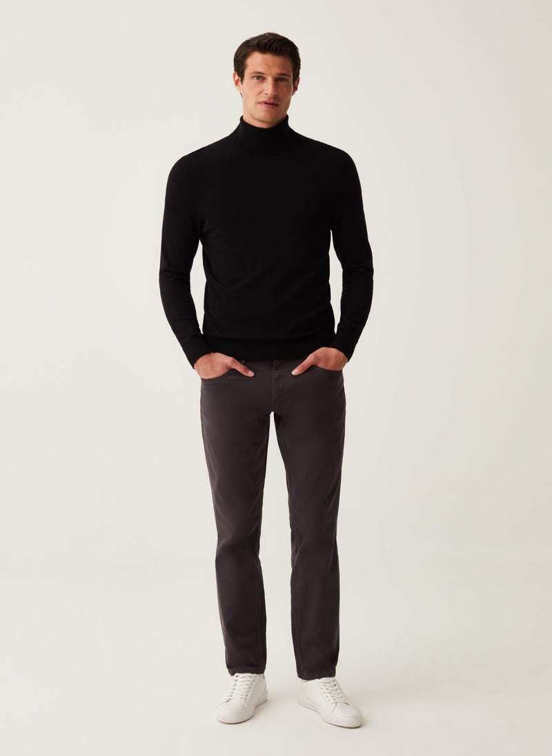 Solid colour trousers with five pockets